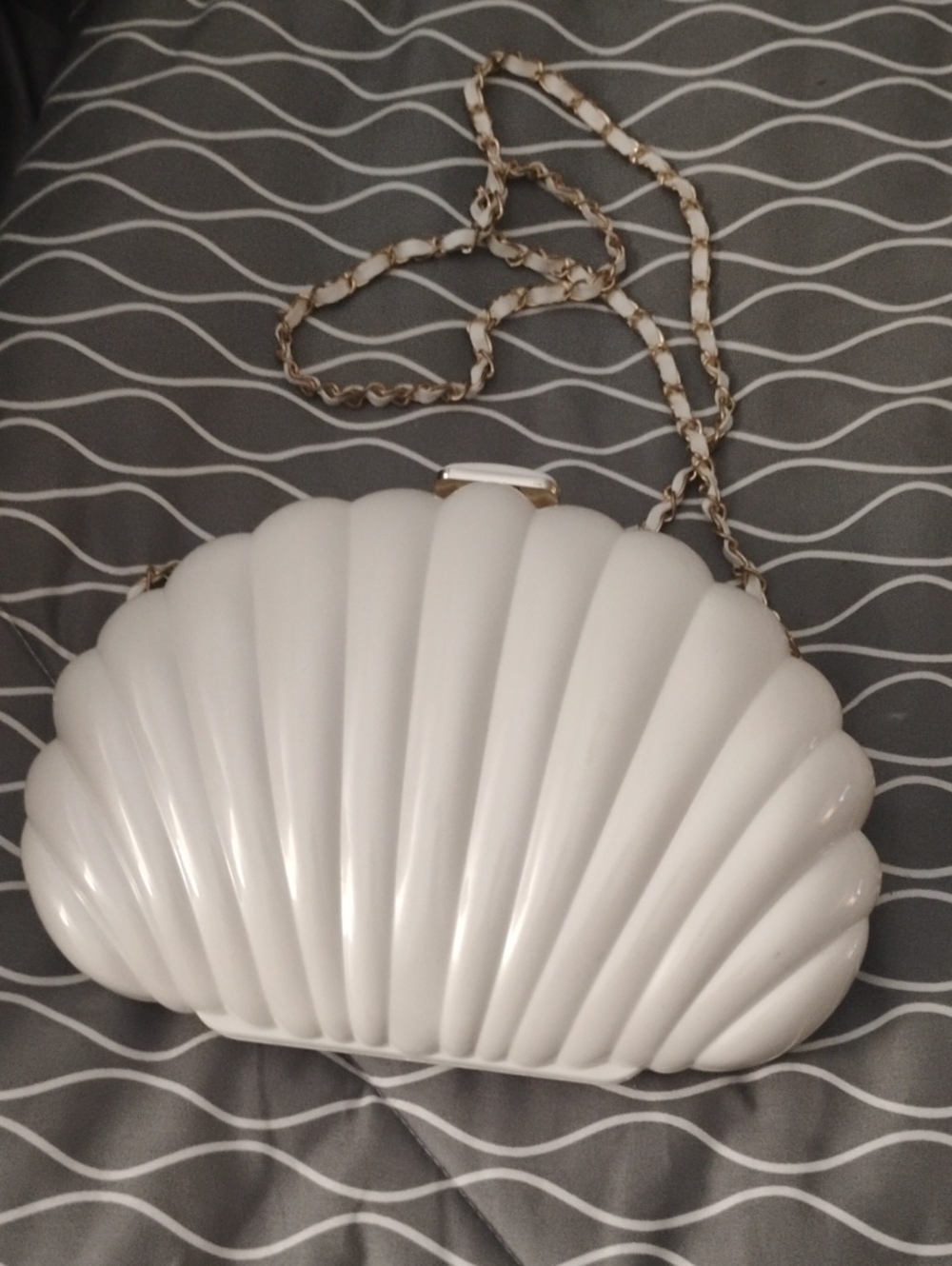 Unique White Clam Shell-Shaped Decorative Crossbody Bag